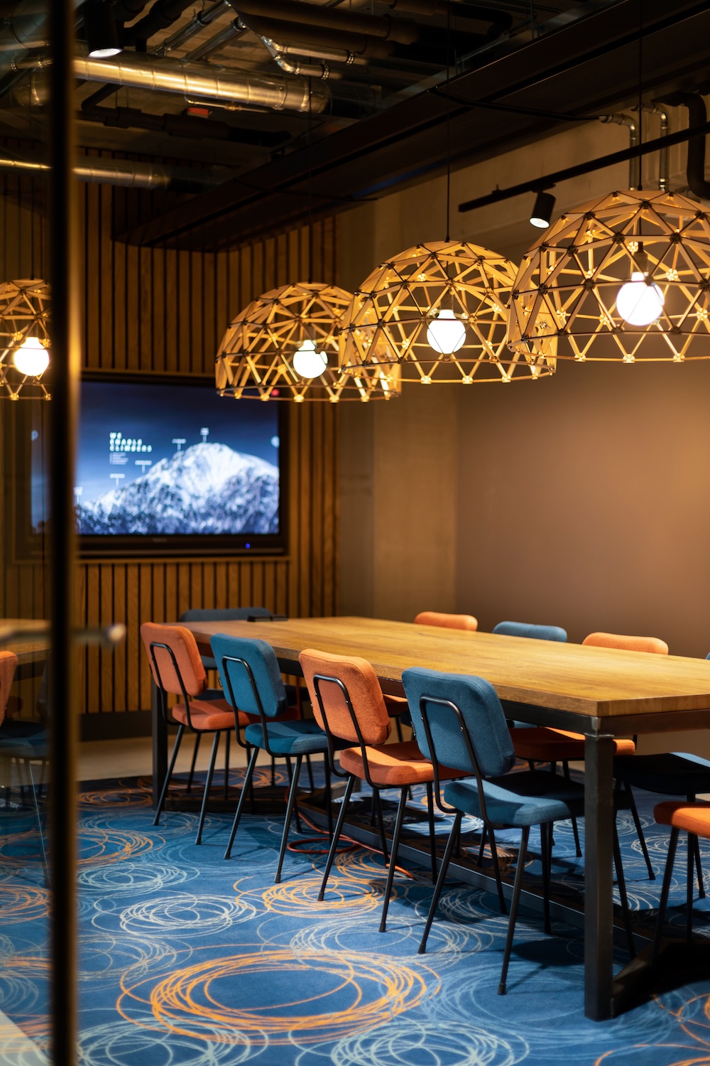 FotoVan lege ruimtes tot levendige werkomgeving